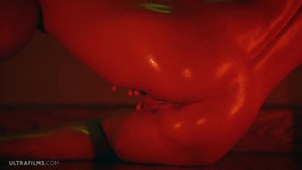 Ukraynalı Güzel Model Sybil, Ateşli Bir Solo Videoda Amıyla Oynuyor.