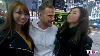 Japon Güzellikler Mona Ayami Ve Tsubaki Kato, Otelde Üçlü Yapıyorlar