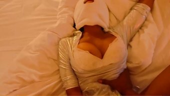 Sıcak Genç Kız, Üvey Kardeşi Tarafından Sıkı Amını Siktiriyor