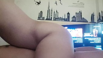 Aldatan Öğrenci, Ilk Kez Cowgirl Sürüşünde Içine Boşalma Alıyor