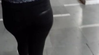 Hint Güzeli Kot Pantolonla Kıvrımlı Poposunu Sergiliyor