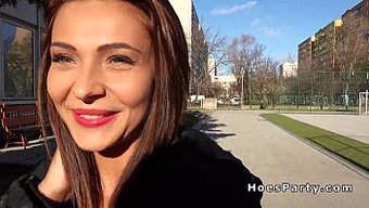 Tv Stüdyosunda Iri Göğüslü Avrupalı Bebeklerle Amatör Grup Seks