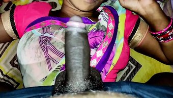 Desi Amatör Bhabhi Ve Kardeşi Köyde Sıcak Webcam Seksinin Tadını Çıkarıyorlar