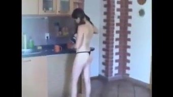 Kız Kardeşler Üvey Erkek Kardeşleriyle Tutkulu Bir Buluşma Paylaşıyorlar