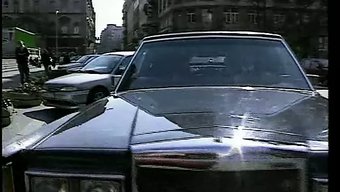 Retro Karısı Erika Bella Ve Ursula Moore, Sıcak Bir Buluşmada