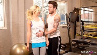 Taytlı Sportif Güzellik Sienna Day, Spor Salonunda Baştan Çıkarılıyor.