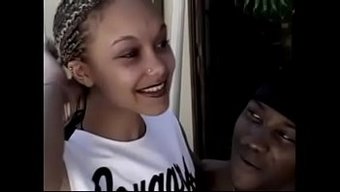 Bu Sıcak Videoda, Muhteşem Siyah Bir Cheerleader'In Dar Kıçını Yalatmasını Izleyin