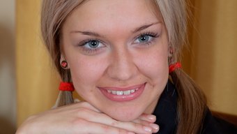 Avrupalı Genç Jasmin, Yakın Çekim Videoda Anal Zevke Dalıyor