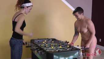 Iki Tatlı Kız 60 Fps'De Strip Foosball Oyunu Oynuyor