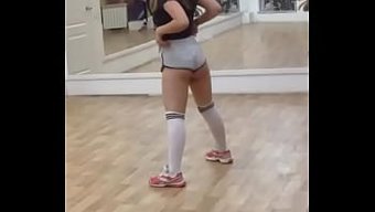 Göğüslü Genç Rus Kızın Ayakları Tapınıyor