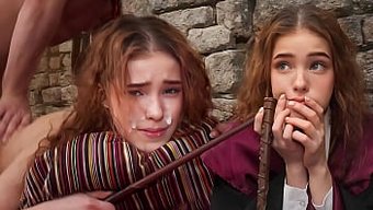 Büyük Doğal Göğüslü Bebek Hermione'Nin Büyülü Aksiliği Vahşi Seksle Sonuçlanıyor