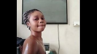 Yutmayı Seven Seksi, Incecik Güney Afrikalı Fahişeyle Banyo Keyfi.