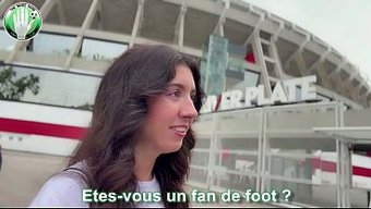Tatlı Bir Orospu, Futbol Hayranıyla Tanışıp Maçtan Önce Deli Gibi Sikişiyor.