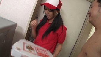 Pizza Kuryesinden Gelen Güzel Kız Fena Halde Beceriliyor.
