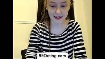 Amatör Çiftin Milf Karısı Büyük Göğüslerini Ve Sıkı Poposunu Sergiliyor
