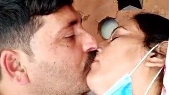 Doğal Pakistanlı Milf, Genç Bir Erkekle