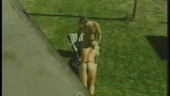 Baştan Çıkarıcı Bir Derriere'Ye Sahip Ince Bir Sarışın, Oral Seks Yapıyor Ve Yüzüne Boşalıyor