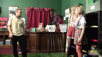Iki Sarışın Milf, Sikişmeden Önce Bir Sakso Ve El Işi Yapıyorlar