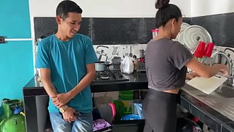 Üvey Babam, Yeni Taşındıktan Sonra Mutfakta Beni Taciz Ediyor.