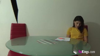 Azgın Üniversite Öğretmeni Sınıfta Sikişiyor