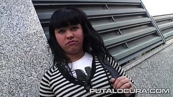 Büyük Göğüslü Dolgun Genç Kız Bu Videoda Gizli Varlıklarını Sergileyerek Yaramazlık Yapıyor