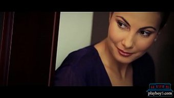 Büyük Doğal Göğüslere Sahip Etkileyici Bir Çek Milf'In Duygusal Bir Masaj Almasını Ve Sikişini Izleyin