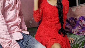 Salwar Kameez'Deki Hintli Genç Ayak Işi Ve Etek Altı Veriyor