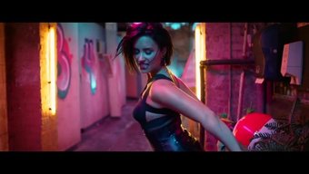Demi Lovato'Nun Şeffaf Kıyafetlerle Popüler Yaz Videosu