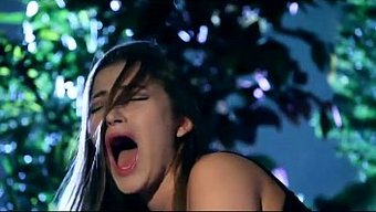 Esmer Bebek Sıcak Porno Videosunda Sert Sürüyor