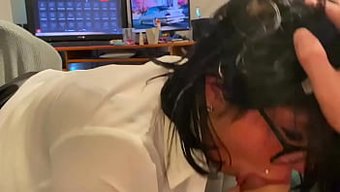 Büyük Göğüsler Ve Popo, Sert Bir Sakso Sırasında Spermlerle Kaplanıyor