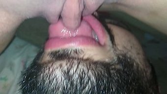 Amatör Latina Gozada, Amını Sıcak Bir Şekilde Emerek Ve Orgazm Olarak Keyif Alıyor