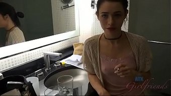 Genç 18+ Kız Arkadaşı Lucie Kline Sıcak Bir Tatilin Tadını Çıkarıyor