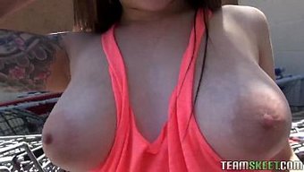 Büyük Göğüslü Çarpıcı Esmer Mika Sparx, Sert Bir Pov Sikiş Alıyor