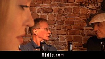Tıraşlı Genç, Pub'Da Yaşlı Adam Tarafından Çakılıyor