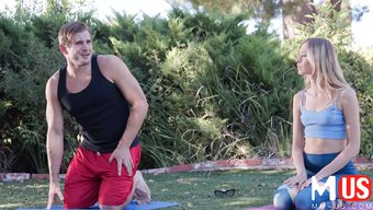 Genç (18+) Haley Reed'In Yoga Yaparken Ve Anal Seks Yaparken Çekilen Ev Yapımı Bir Videosu