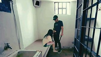 Mahkumla Açık Bir Videoya Karışan Polis Memuru Kovuldu