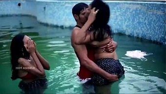 Karısı Ve Arkadaşıyla Seksi Havuz Kenarı Üçlüsü