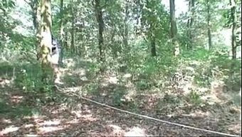Genç Kız, Ev Yapımı Bir Video Için Yaşlı Adam Tarafından Halka Açık Bir Şekilde Sikişiyor