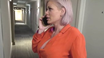 Büyük Göğüslü Milf Üvey Oğluyla Arzularını Tatmin Ediyor