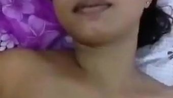 Ev Yapımı Hint Kızı Sıcak Bir Videoda Yaramaz Oluyor