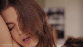 Alice Zaffyre Ve Ellie Luna Ile Ultrafilms Koleksiyonunda Gerçek Lezbiyen Seks