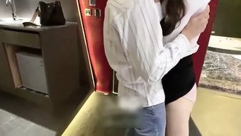 Asyalı Genç Cowgirl Iş Yerinde Büyük Yarrağı Sürüyor