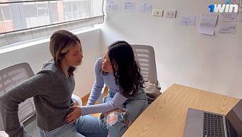 Lezbiyen Çift, Ev Yapımı Videoda Oral Ve Penetrasyonlu Seksin Tadını Çıkarıyor