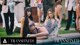 Venus Lux Ve Milf Cherie Deville, Erotik Ve Tam Uzunlukta Bir Lezbiyen Buluşmasında
