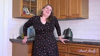 50 Yaşındaki Dolgun Bbw Rachel, Mutfakta Buharlı Bir Eğlence Pişiriyor.