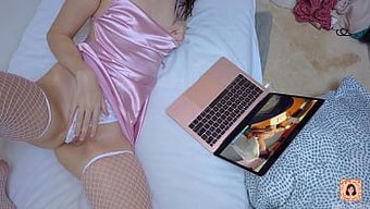 Genç Kız Porno Izlerken Mastürbasyon Yapmaktan Keyif Alıyor