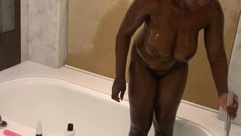 Afrikalı Siyahi Sıcak Bir Duşta Kıvrımlarını Sergiliyor
