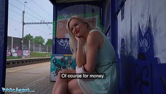 Sarışın Lily Joy'Un Derin Boğaz Orgazmı Bu Tren Istasyonu Videosunda Yakalanıyor