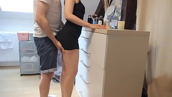 Aile Yemeğinden Önce Üvey Kız Kardeşimle Sıcak Bir Iç Boşalma Yaşadım.