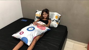Küçük Üvey Kız Kardeşimi Odasında Buluyorum Ve Ikimiz De Mastürbasyon Yapıyoruz Ve Sonra Seks Yapıyoruz. - Ispanyol Pornosu - Rus Pornosu